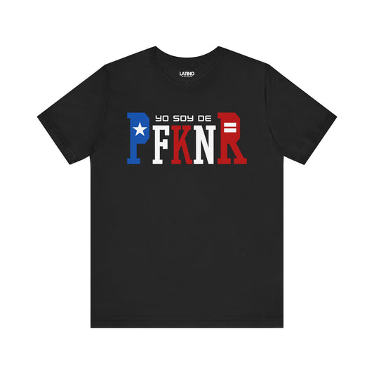 Black t-shirt with 'YO SOY DE PFKNR' text in blue, white, and red, inspired by the Puerto Rican flag.
