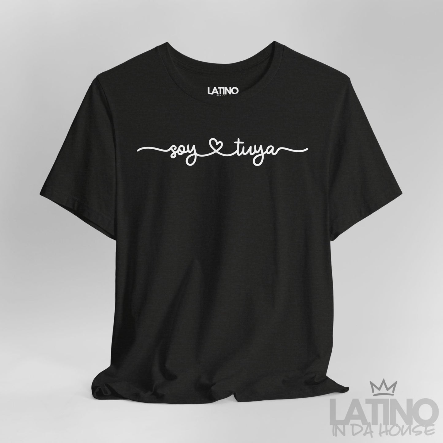 Close-up of Soy Tuya T-Shirt in Heather Black – romantic Spanish graphic. Latino In Da House