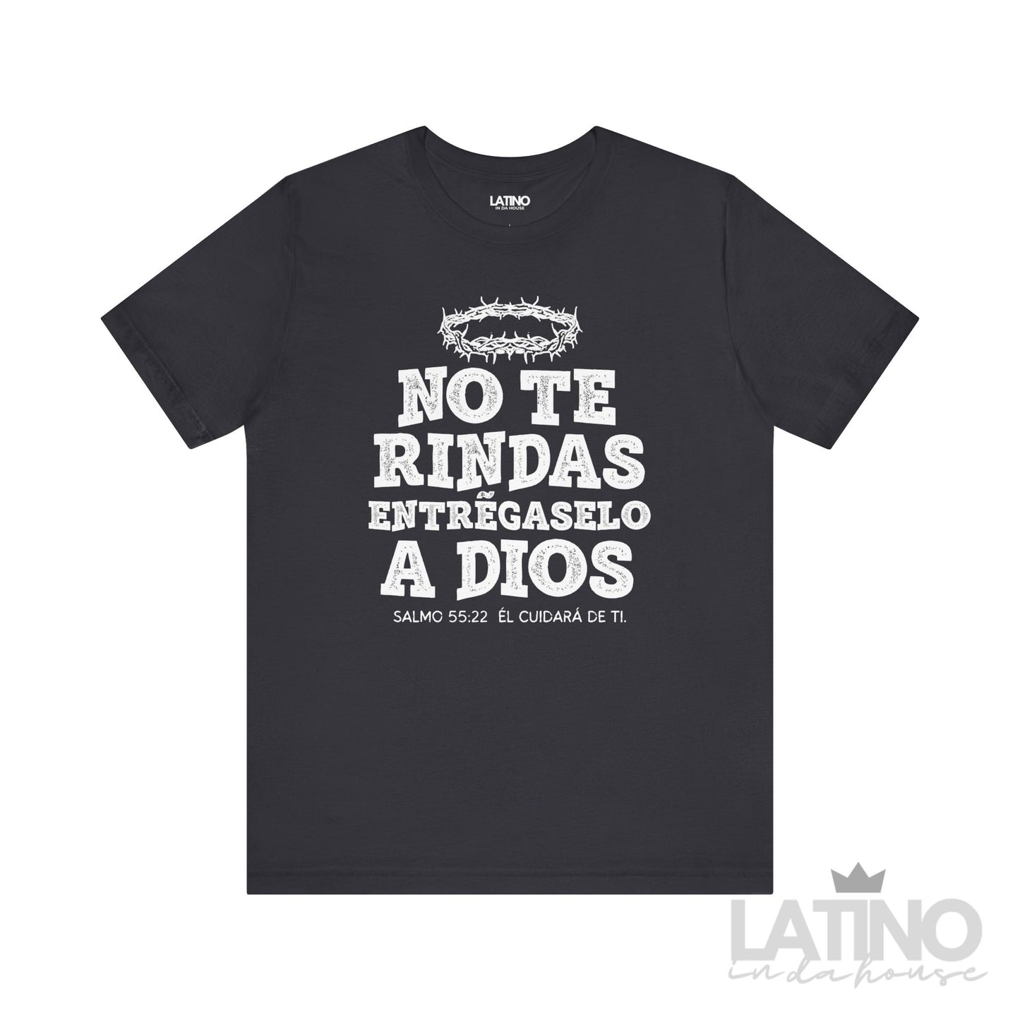Dark grey faith T-shirt with white distressed text reading “No Te Rindas Entrégaselo A Dios” and a crown of thorns graphic, inspired by Psalm 55:22.