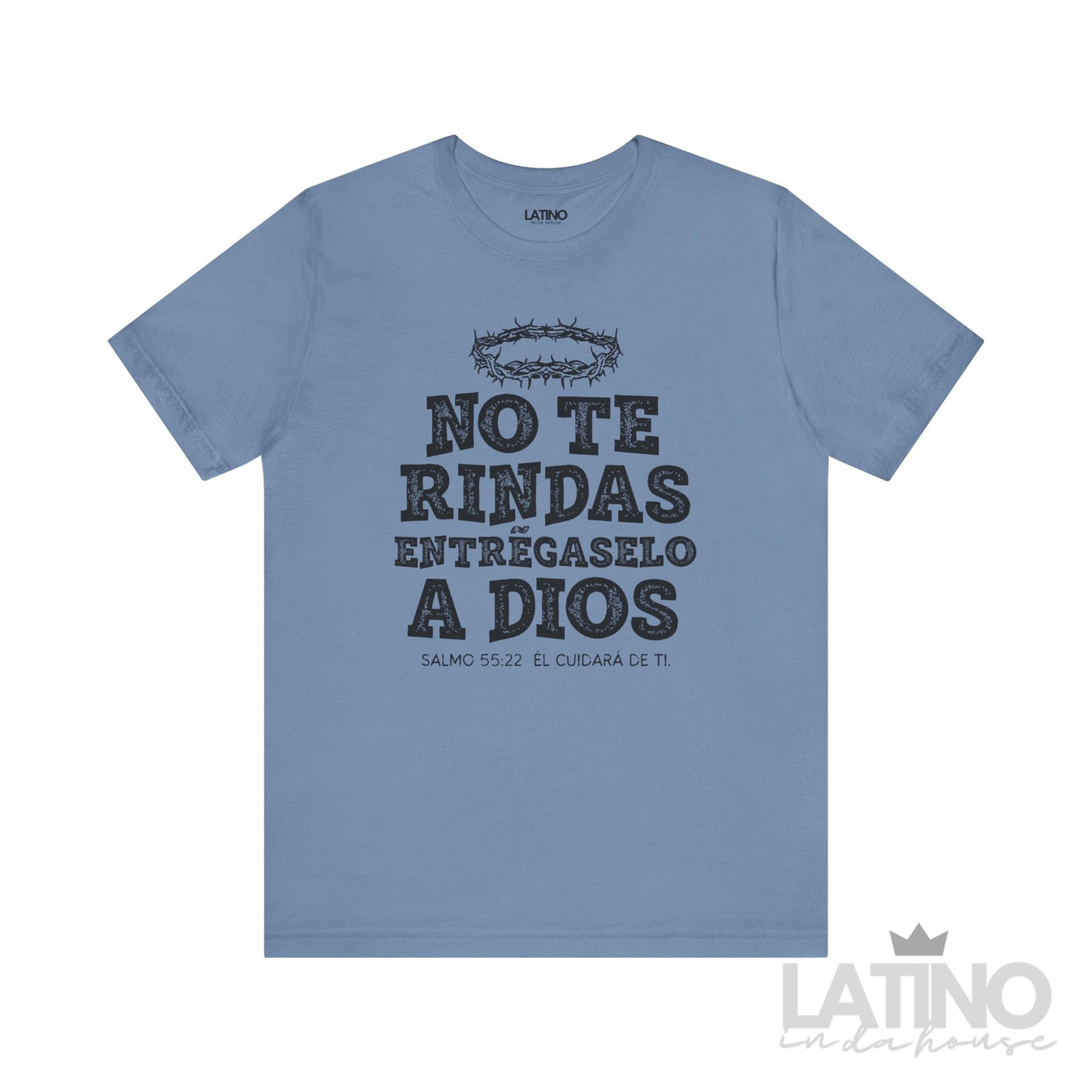 Steel blue faith T-shirt with black distressed text reading “No Te Rindas Entrégaselo A Dios” and a crown of thorns graphic, inspired by Psalm 55:22.