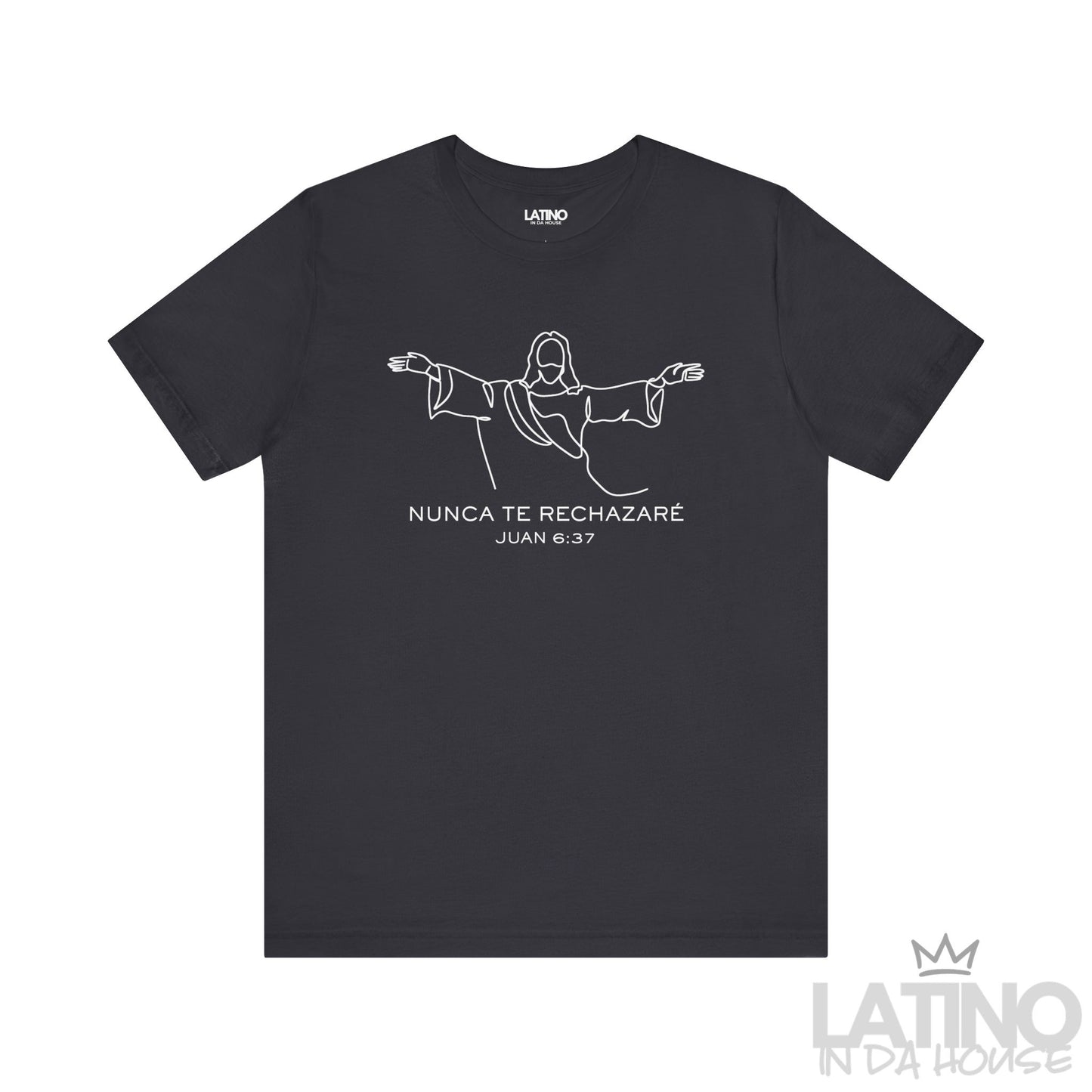 Camiseta gris oscuro con arte de línea de Jesús y versículo ‘Nunca te rechazaré – Juan 6:37. Latino In Da House