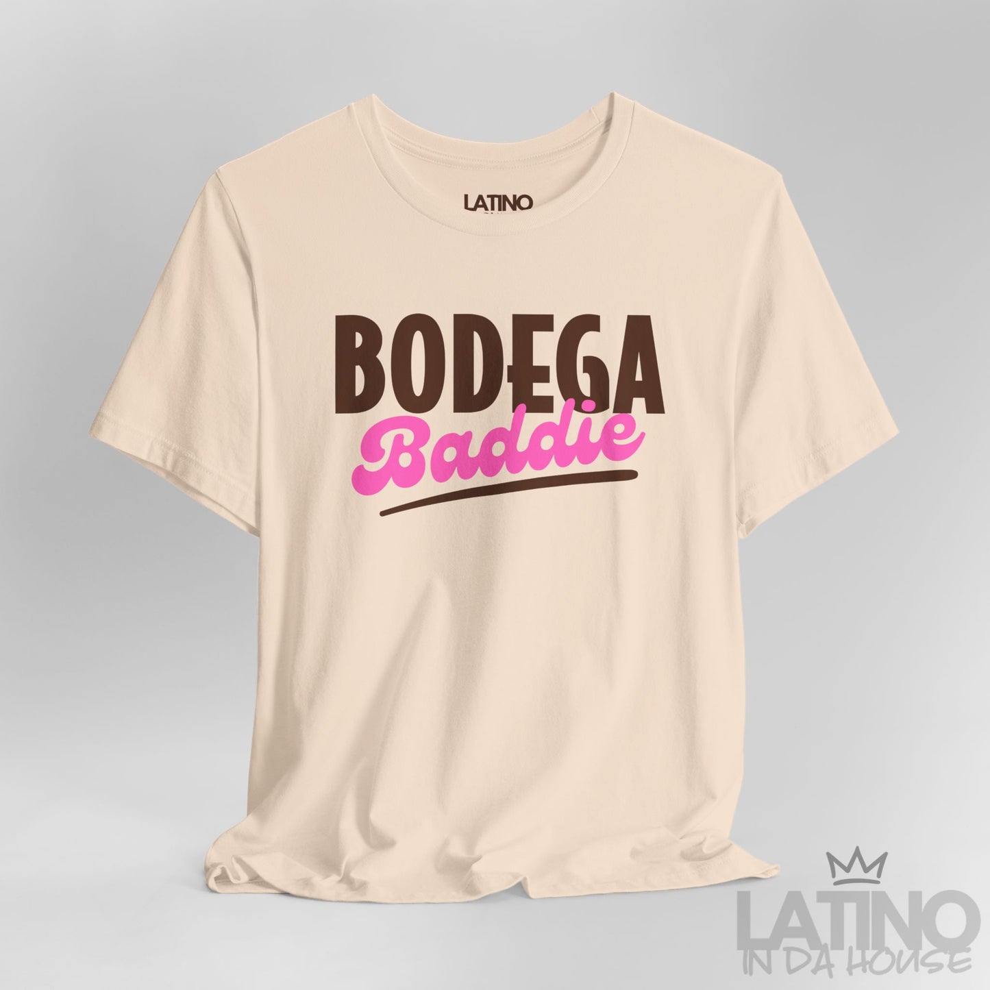 Close Up Bodega Baddie T-Shirt in soft cream with bold brown and pink text design – Latino In Da House
