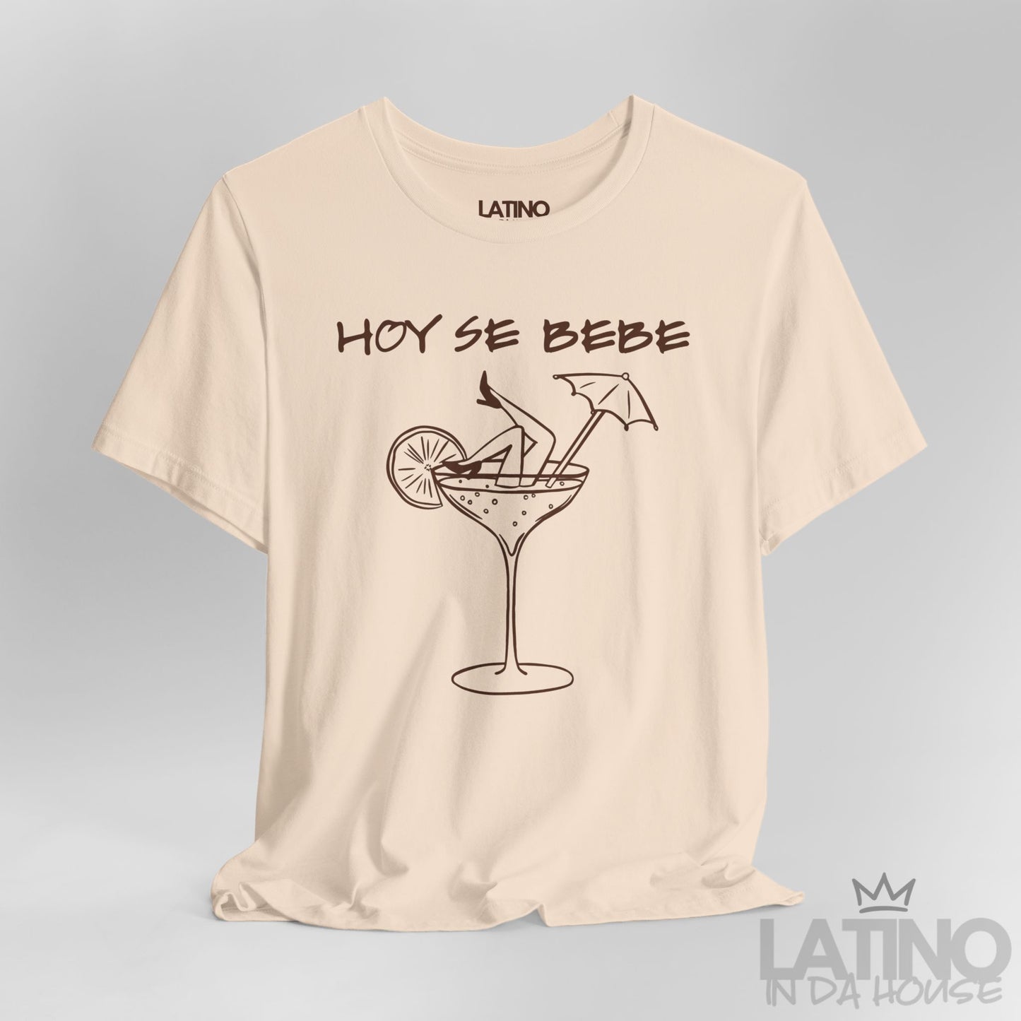 Close-up of soft cream T-shirt design with Hoy Se Bebe phrase and cocktail graphic. Latino In Da House 
