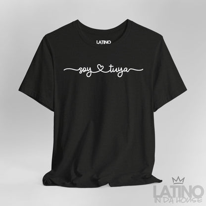 Close-up of Soy Tuya T-Shirt in Heather Black – romantic Spanish graphic. Latino In Da House 