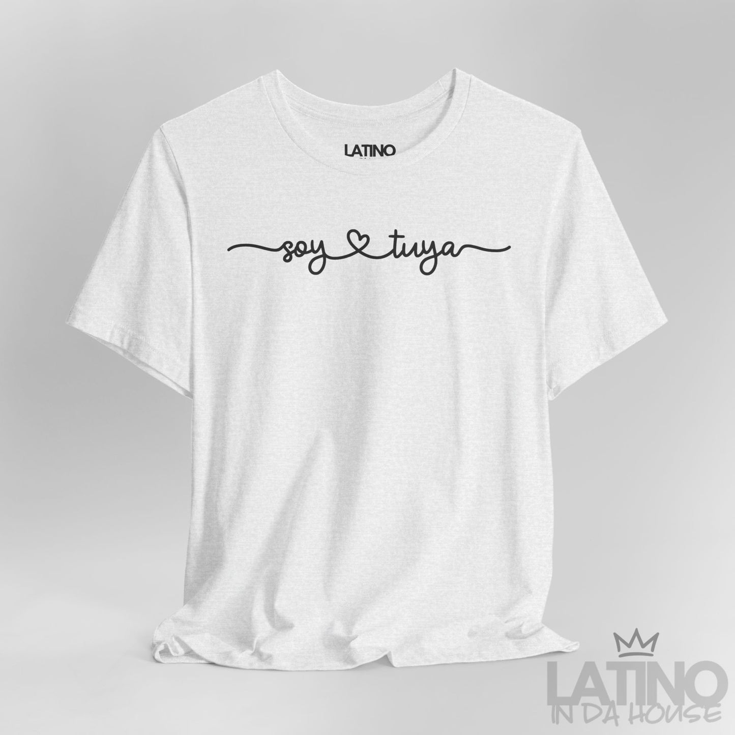 Close-up of Soy Tuya T-Shirt in Ash – romantic Spanish graphic. Latino In Da House 