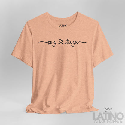 Close-up of Soy Tuya T-Shirt in Heather Peach – romantic Spanish graphic. Latino In Da House 