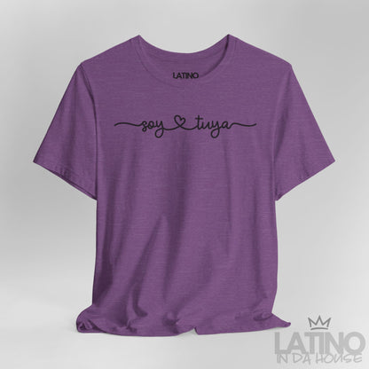 Close-up of Soy Tuya T-Shirt in Heather Purple – romantic Spanish graphic. Latino In Da House 