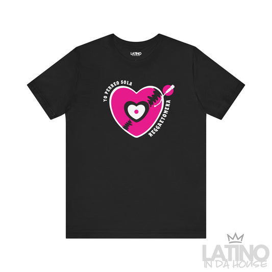 Black Yo Perreo Sola Reggaetonera tee featuring pink and white heart design on front. Latino In Da House 