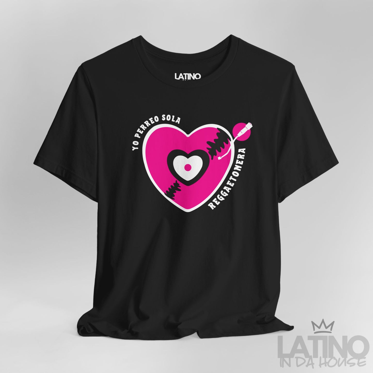 Close-up of Yo Perreo Sola Reggaetonera T-shirt in black with bold pink heart design. Latino In Da House 