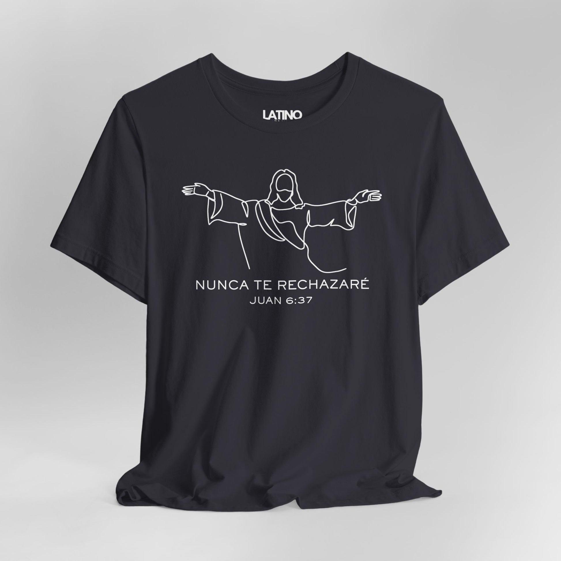 Close Up Camiseta gris oscuro con arte de línea de Jesús y versículo 'Nunca te rechazaré - Juan 6:37. Latino In Da House