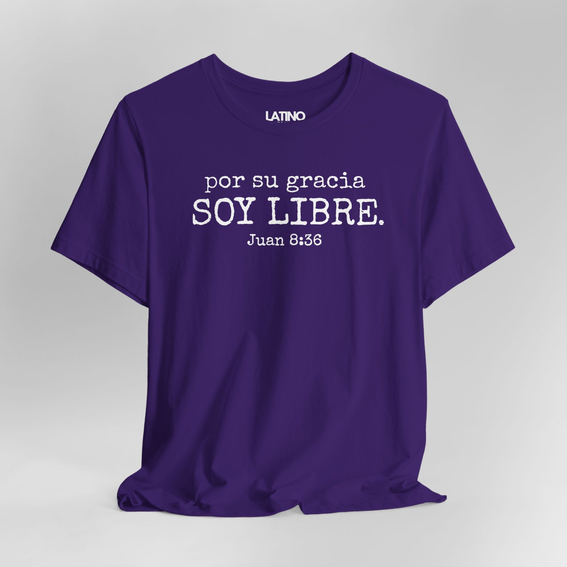 Close Up Por Su Gracia Soy Libre Juan 8:36. Latino purple faith t-shirt.  Latino In Da House