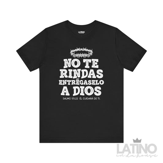 Black faith T-shirt with white distressed text reading “No Te Rindas Entrégaselo A Dios” and a crown of thorns graphic, inspired by Psalm 55:22.