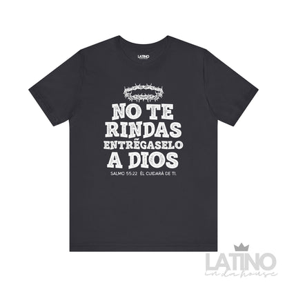 Dark grey faith T-shirt with white distressed text reading “No Te Rindas Entrégaselo A Dios” and a crown of thorns graphic, inspired by Psalm 55:22.