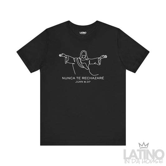 Jesús line art con brazos abiertos y texto ‘Nunca te rechazaré – Juan 6:37’ en camiseta negra. Latino In Da House 